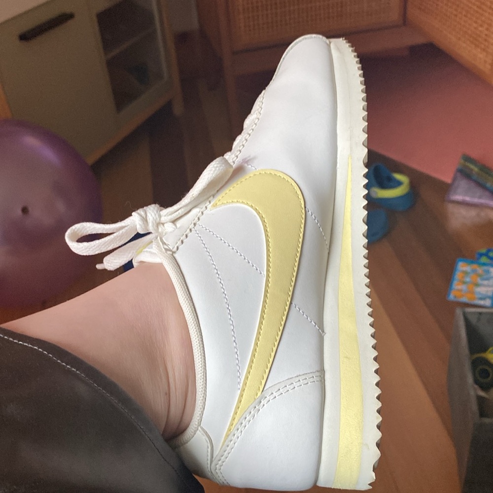 Nike Women’s White Sneakers with Pale Yellow Swoosh - Picture 3 of 6